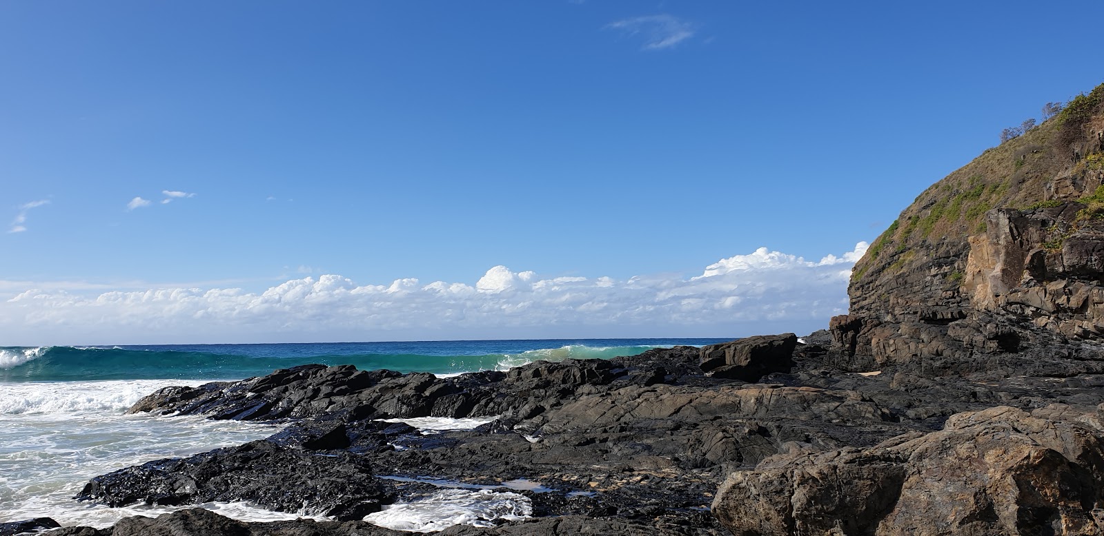 Foto av Gap Beach omgiven av berg