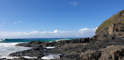 Foto av Gap Beach omgiven av berg
