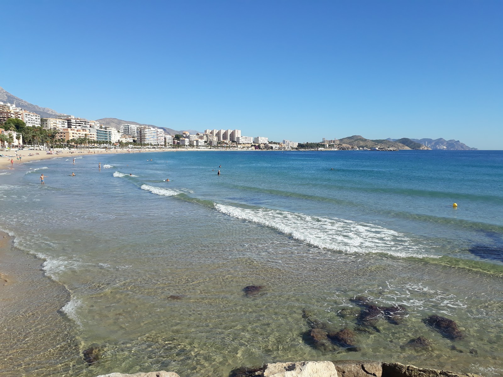 Foto di Spiaggia di Villajoyosa con una superficie del sabbia marrone