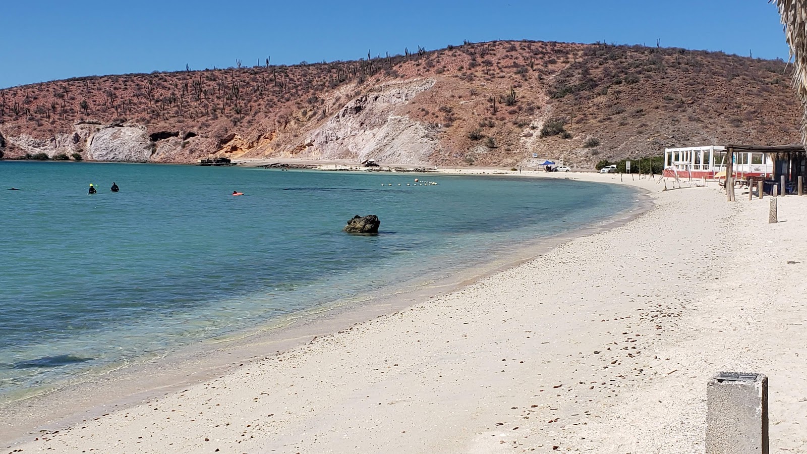 Valokuva Playa Pichilingueista. ympäröity vuorilla