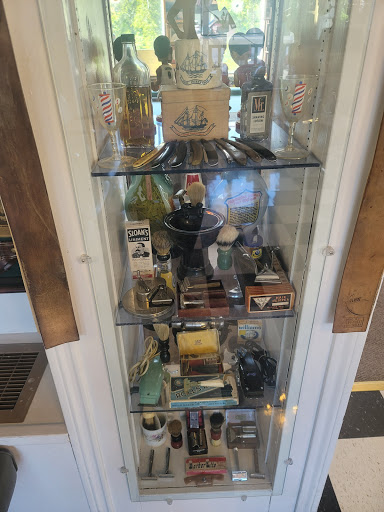 Barber Shop «PIONEER BARBER SHOP», reviews and photos, 38776 Pioneer Blvd, Sandy, OR 97055, USA