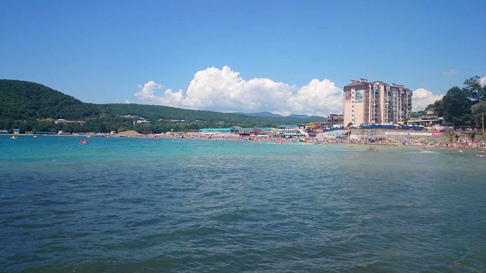 Foto van Dzhubga beach - populaire plek onder ontspanningskenners