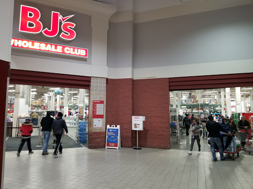 Shopping Mall «Metro Mall-Middle Village», reviews and photos, 6626 Metropolitan Ave, Middle Village, NY 11379, USA