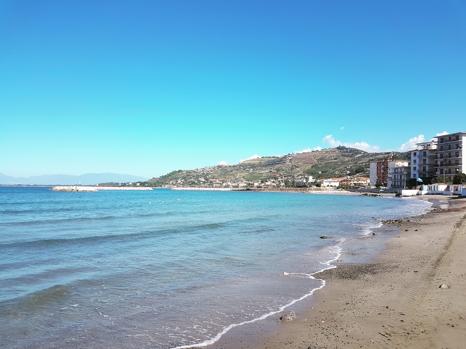 Agropoli beach的照片 带有蓝色的水表面