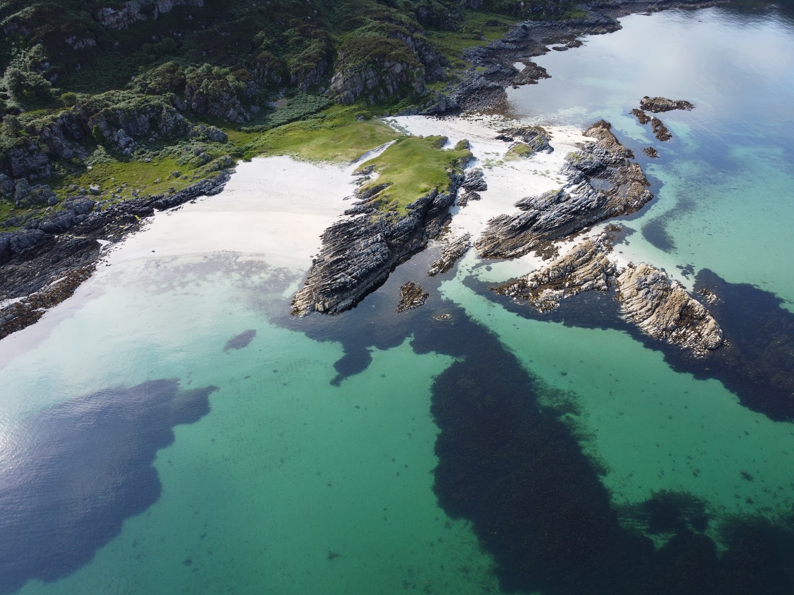 Foto de Smirisary Beach apoiado por penhascos