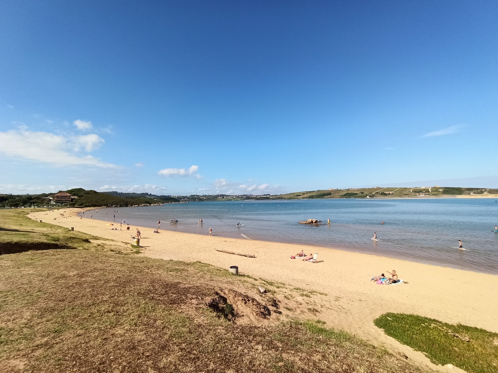 Foto di Playa de Usil - luogo popolare tra gli intenditori del relax