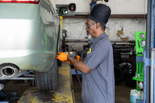 Auto Repair Shop «Tuffy Tire & Auto Service Center», reviews and photos, 5645 Metrowest Blvd, Orlando, FL 32811, USA