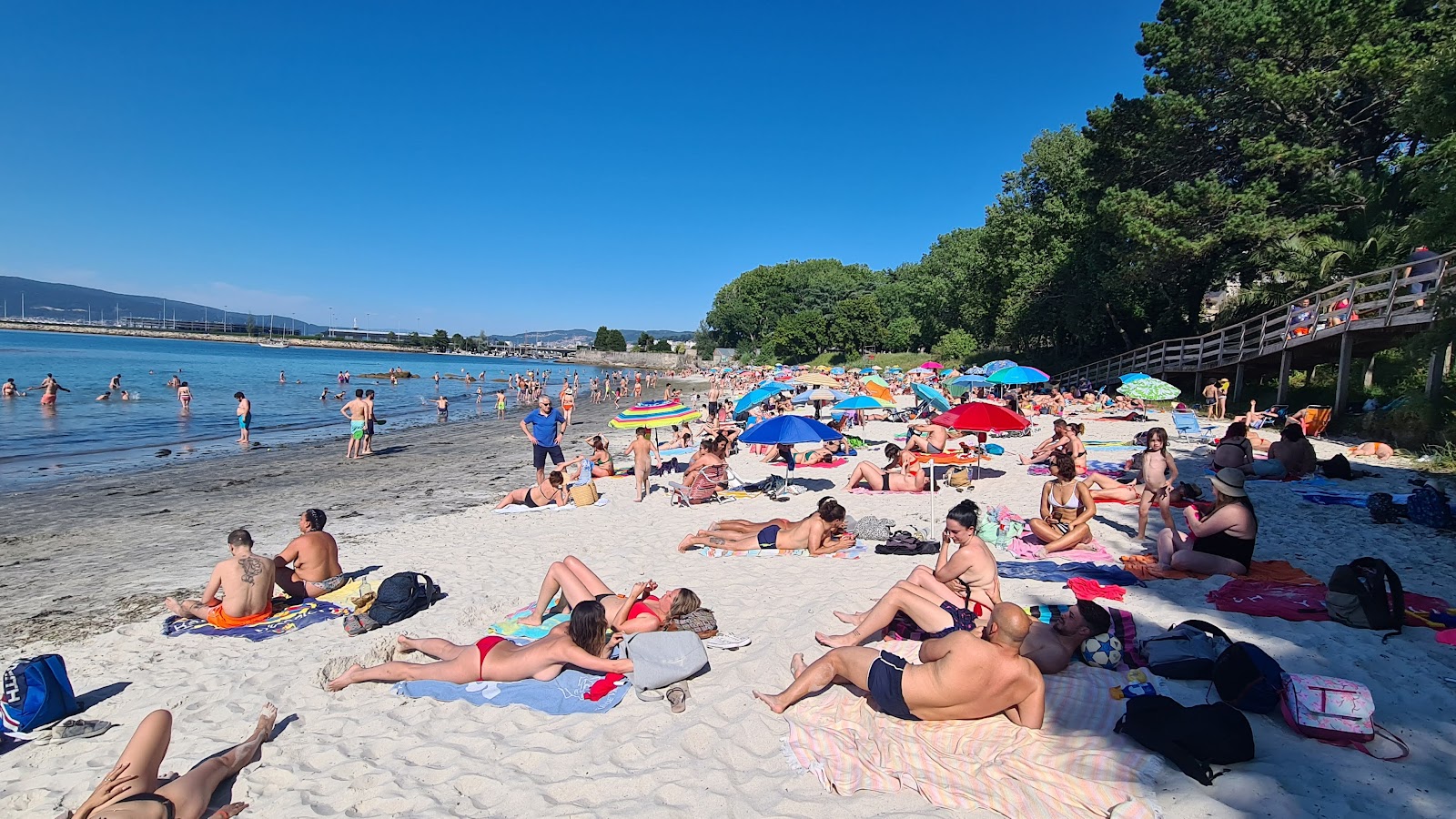 Praia de Bouzas'in fotoğrafı geniş bir kıyı şeridi ile birlikte