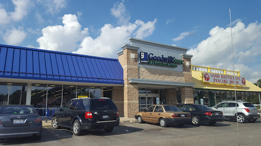 Thrift Store «Goodwill Store & Donation Center», reviews and photos, 675 W North Ave, Elmhurst, IL 60126, USA