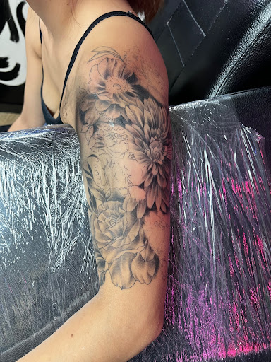 Explore traditional knee tattoo ideas, creative tattoo ideas in Jefferson, available at Slammin Ink Tattoo