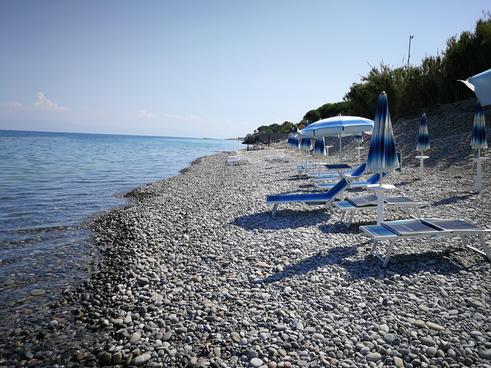 Foto van Marina di Amendolara Beach met grijze kiezel oppervlakte