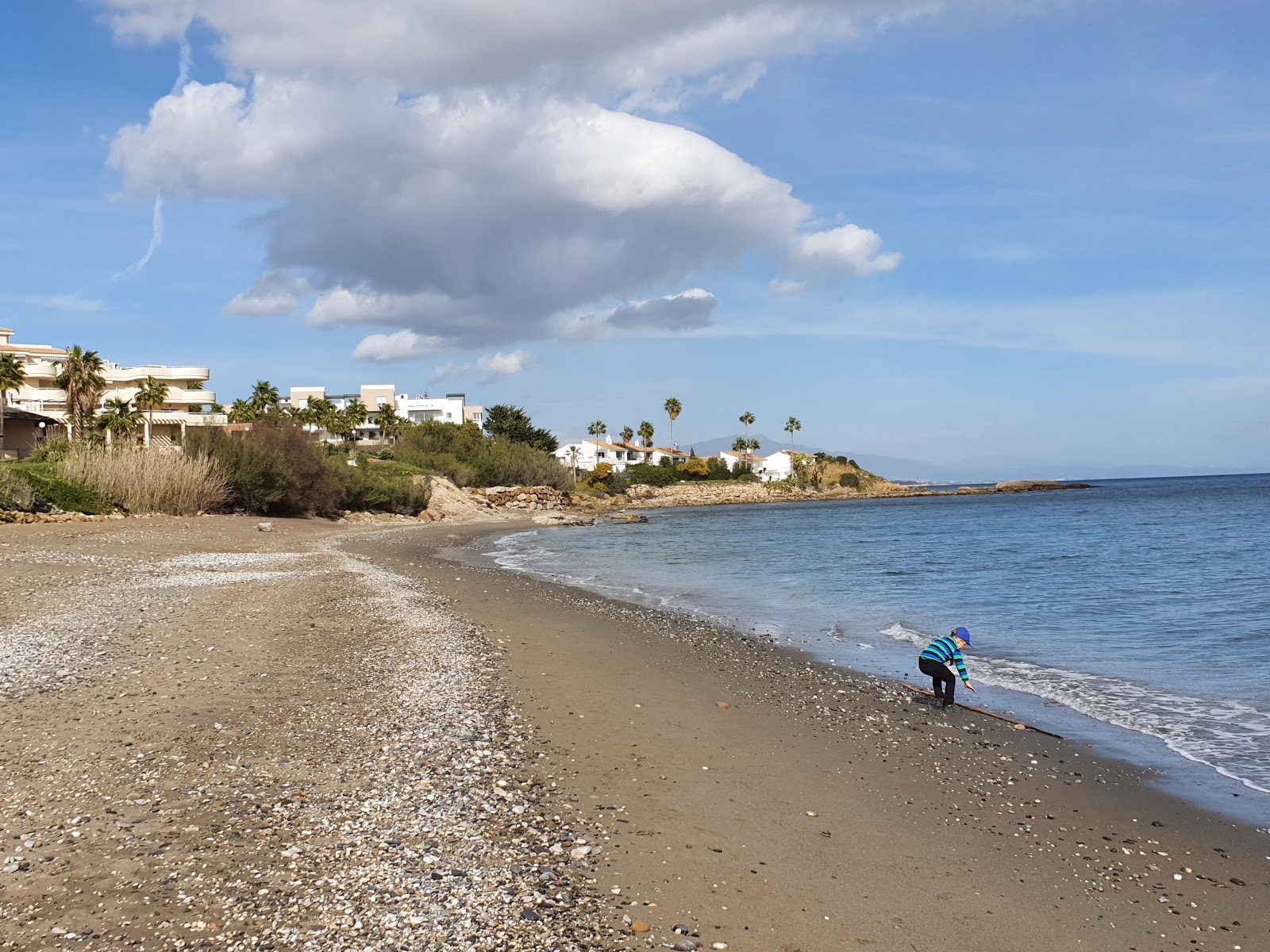 Playa de la Galera'in fotoğrafı geniş plaj ile birlikte