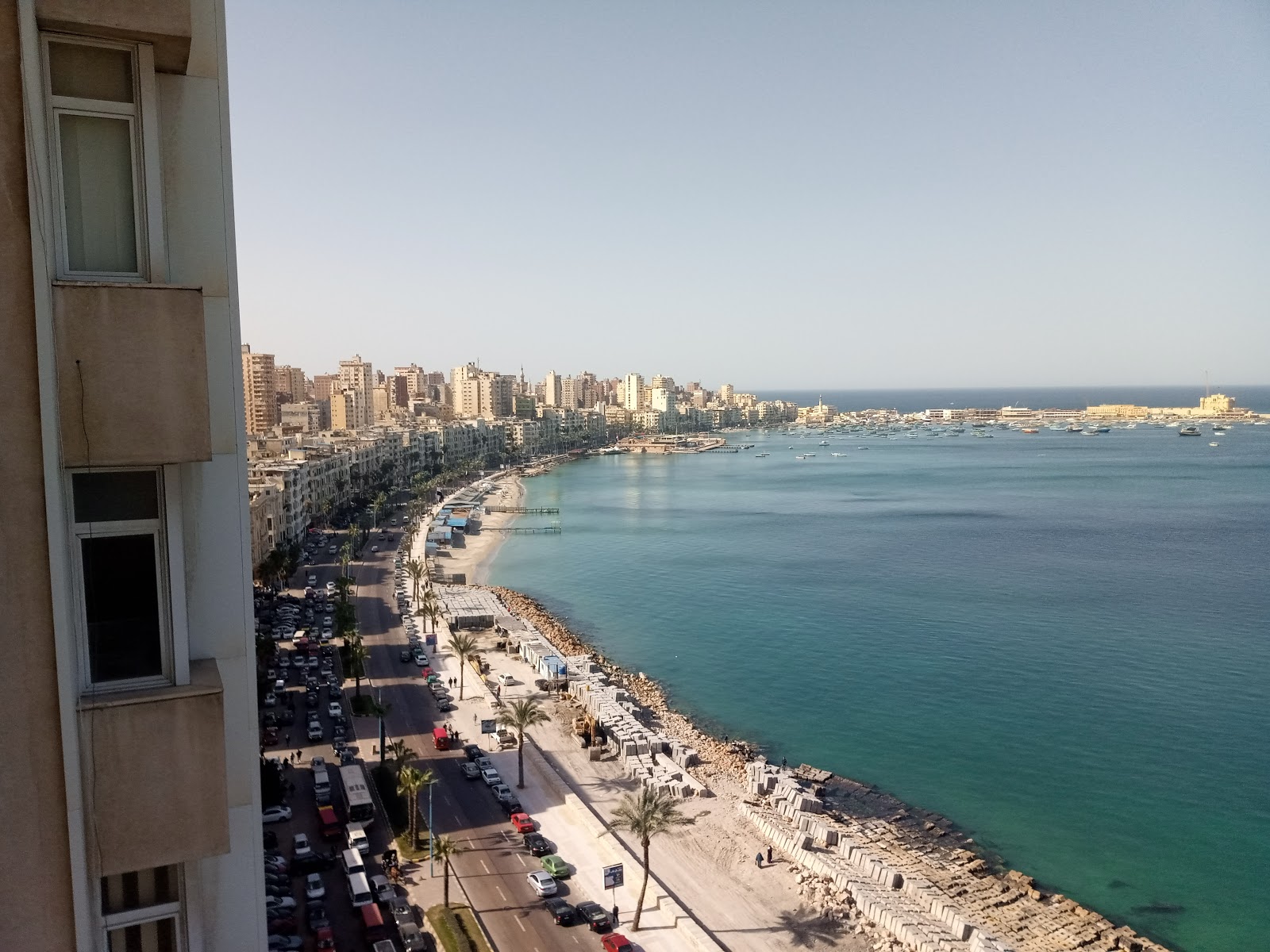 Valokuva Alexandria Cornicheista. sisältäen pitkä suora