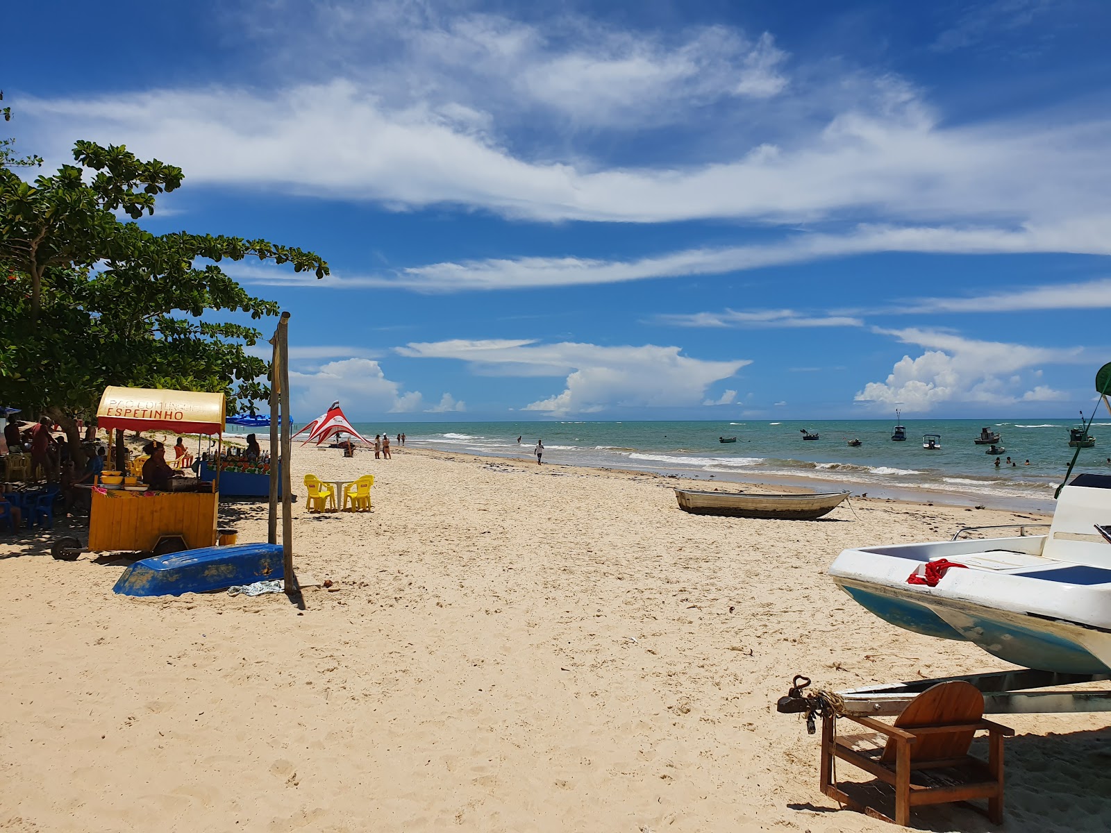 Foto van Coqueiros Strand met ruim strand