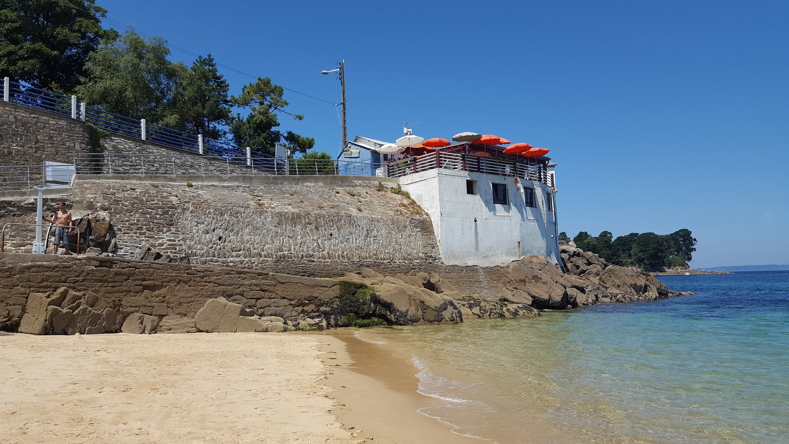 Valokuva Plage des Damesista. pinnalla sininen puhdas vesi:n kanssa