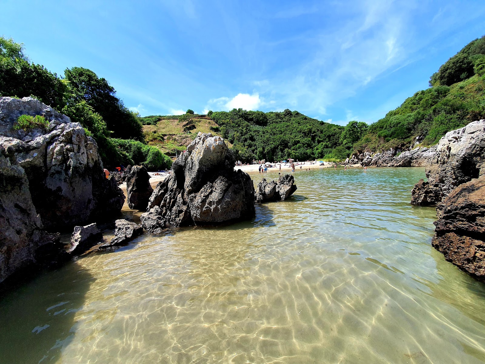 Foto av Prellezo strand omgiven av berg