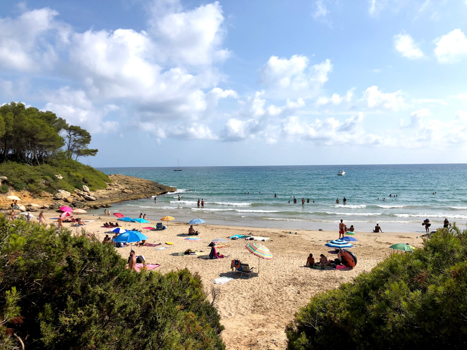 Foto di Cala de la Roca Plana con una superficie del sabbia beige