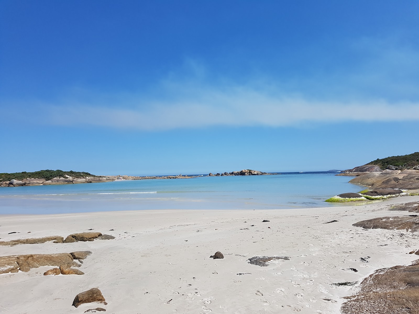 Foto av Waterfall Beach omgiven av klippor