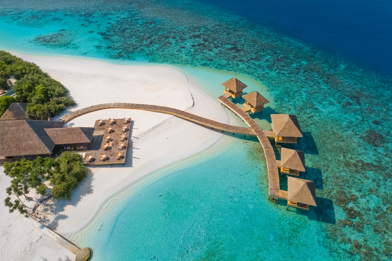 Foto di Kudafushi Resort island con una superficie del acqua cristallina