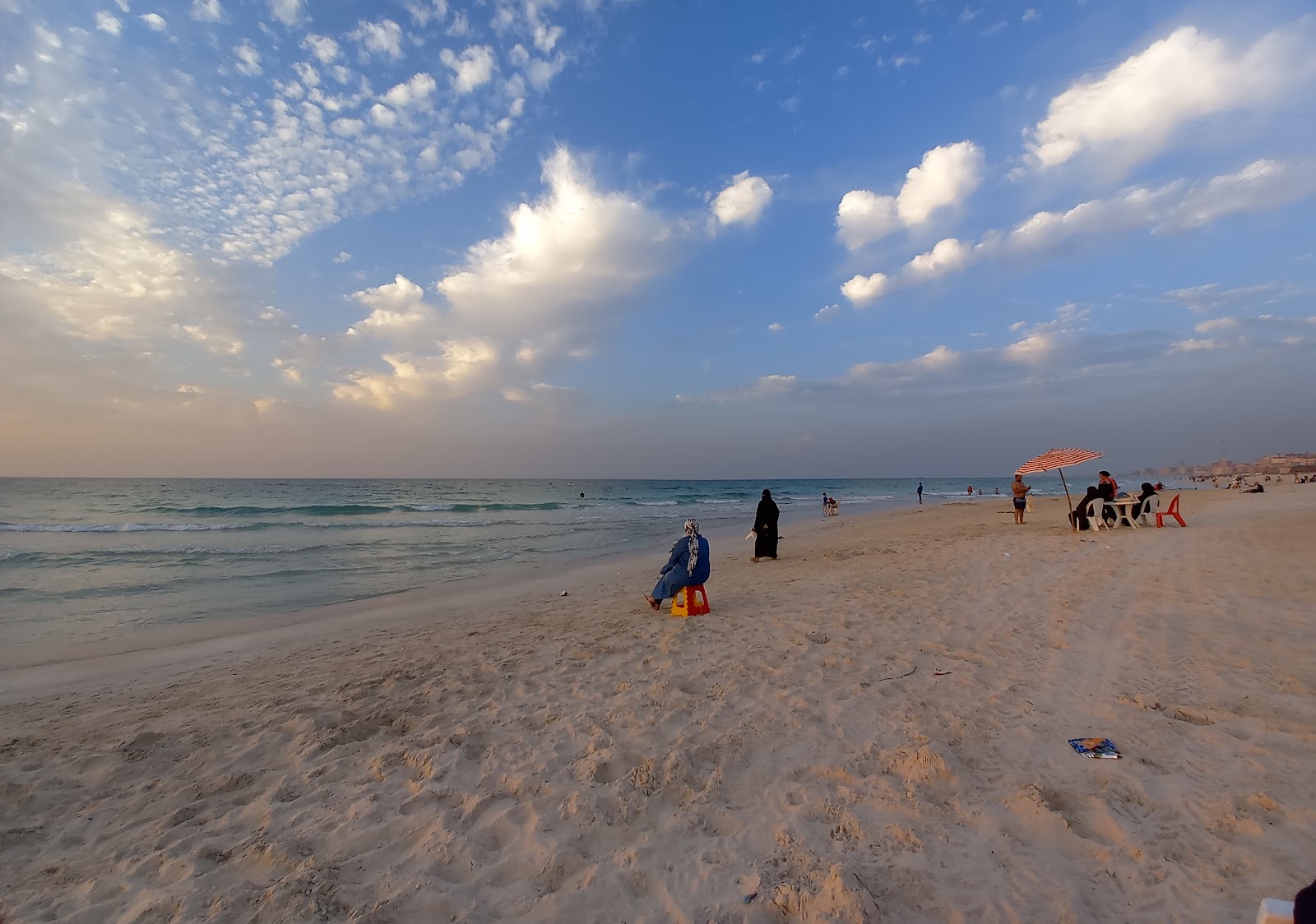 Foto de Hanouville Public Beach - lugar popular entre os apreciadores de relaxamento