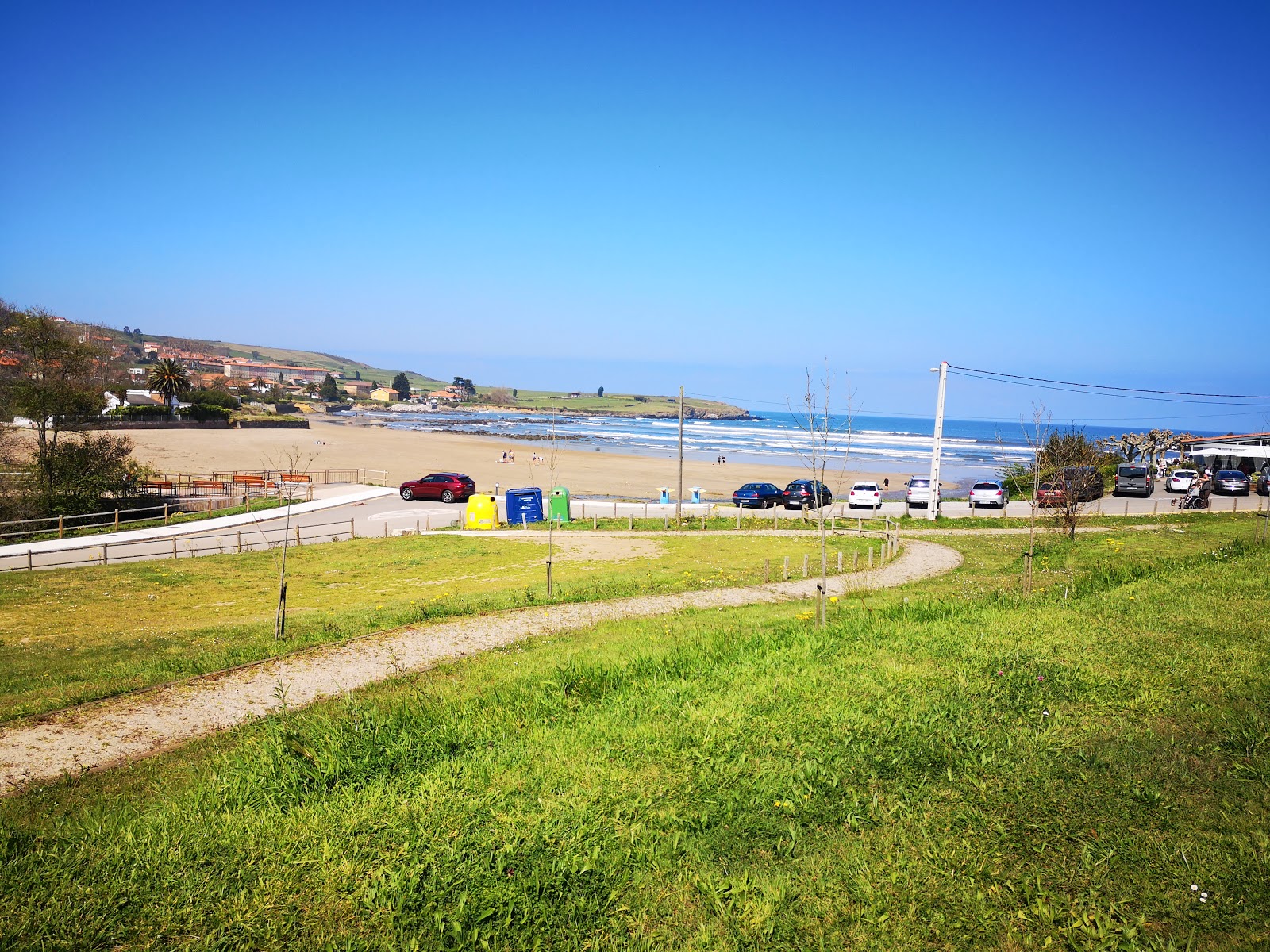 Foto de Playa de Banugues - lugar popular entre os apreciadores de relaxamento