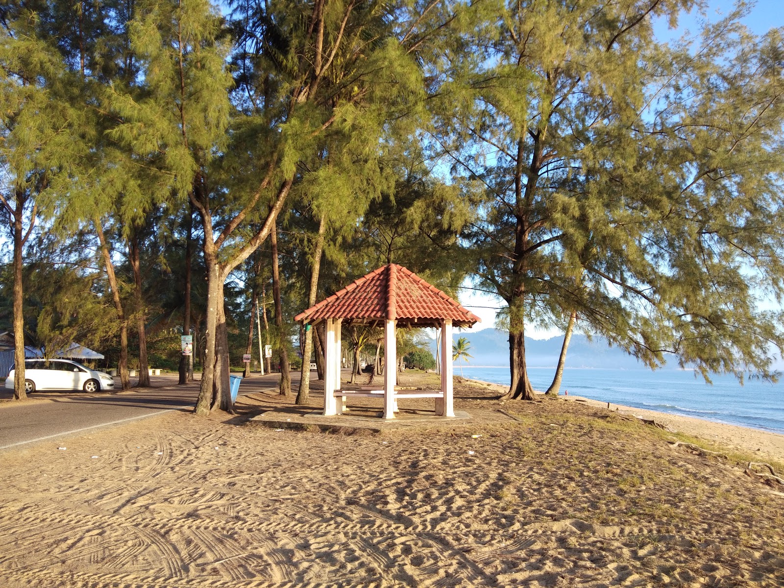Foto av Petak Beach med turkosa vatten yta