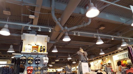 Clothing Store «American Eagle Outfitters», reviews and photos, 212-51 26th Ave, Bayside, NY 11360, USA