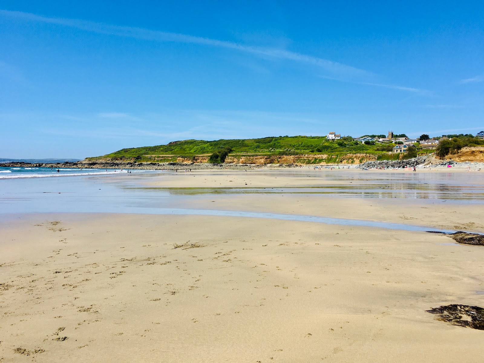 Photo of Perranuthnoe beach with turquoise water surface