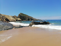 Praia das Costas do Lajao'in fotoğrafı dağlarla çevrili