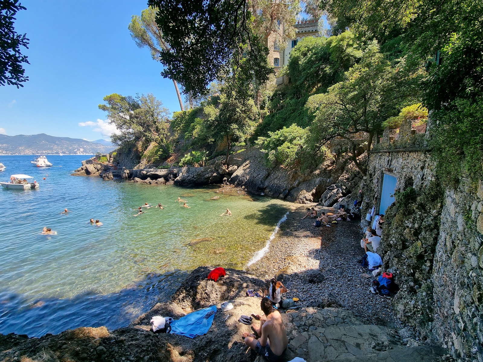 Valokuva Spiaggia dell'Olivettaista. pinnalla harmaa kivi:n kanssa