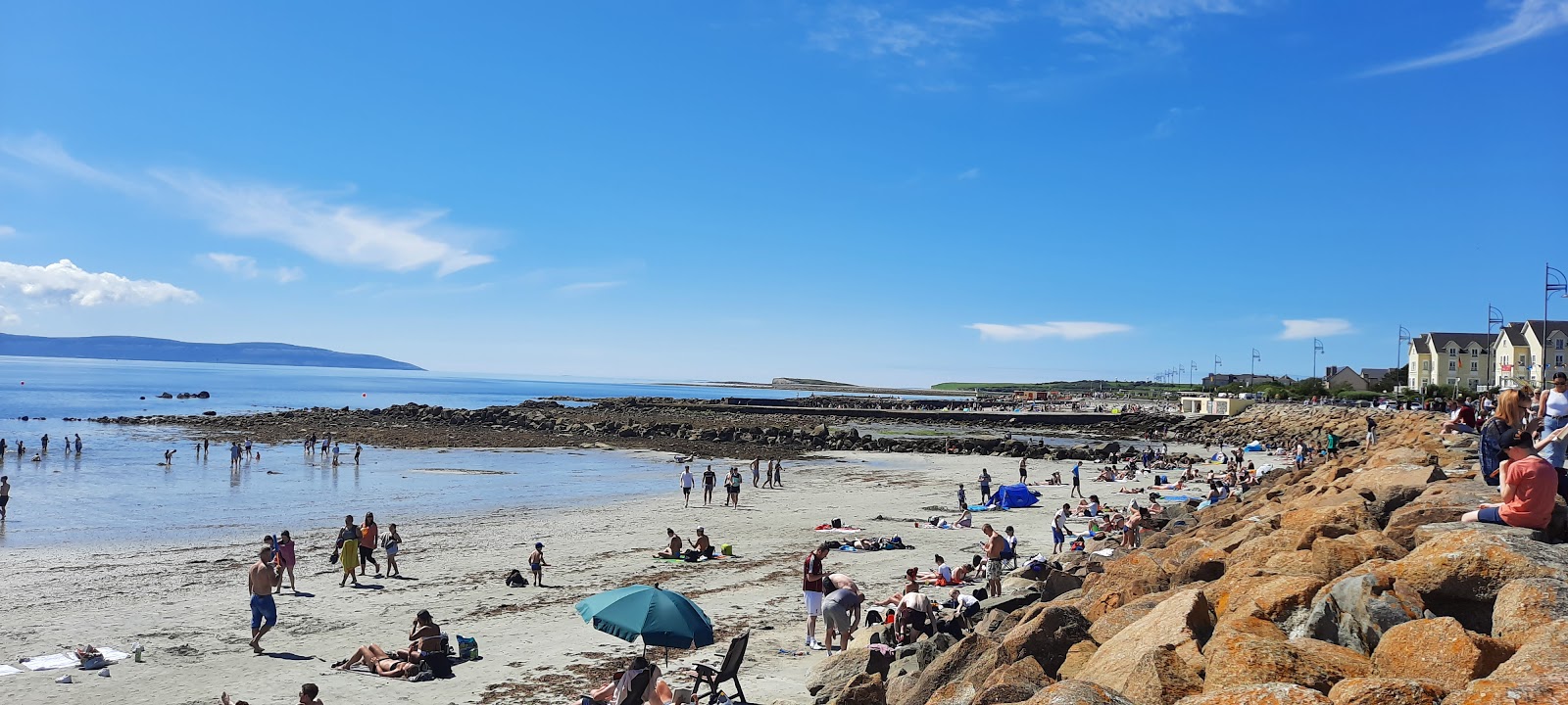 Blackrock Beach的照片 带有灰砂和卵石表面