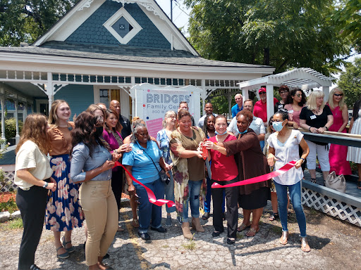 Bridges Thrifty Boutique, 220 W Belt Line Rd, Cedar Hill, TX 75104, USA, 