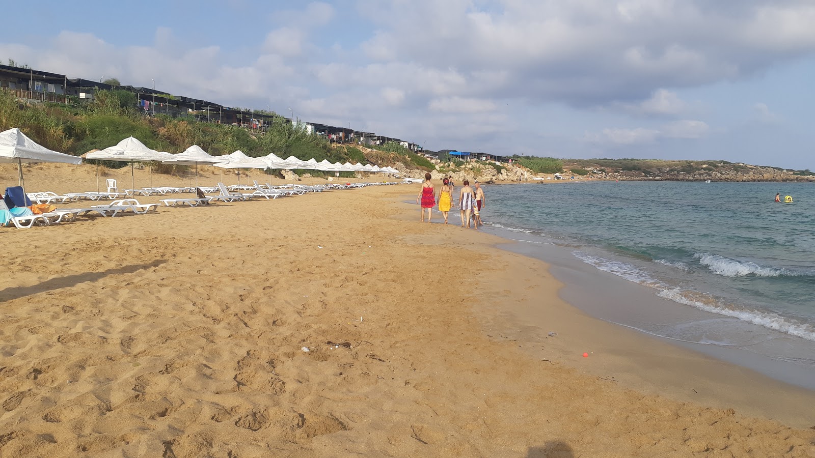 Erenkoy beach'in fotoğrafı - rahatlamayı sevenler arasında popüler bir yer