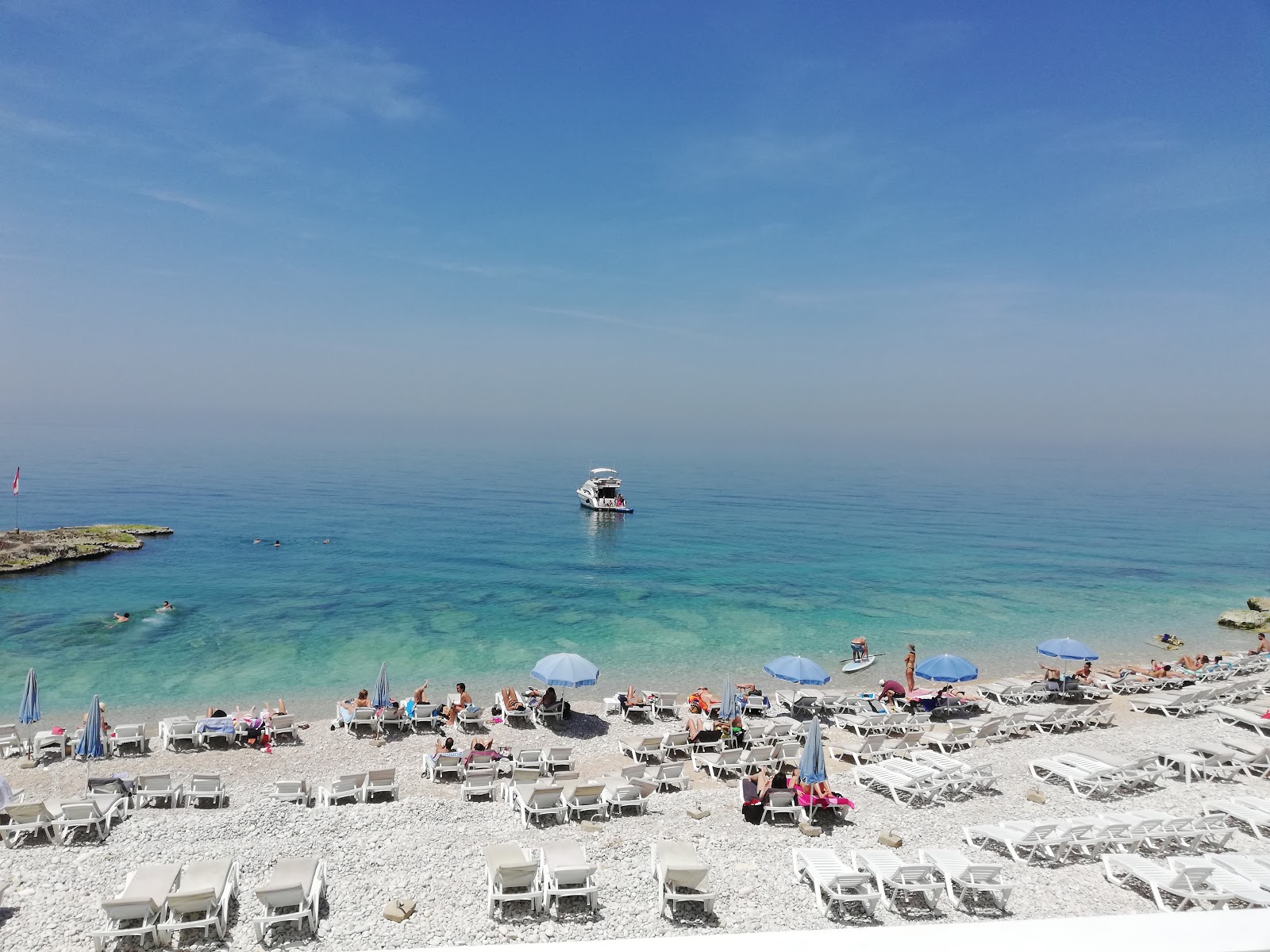 Foto av White Beach med vit sten yta