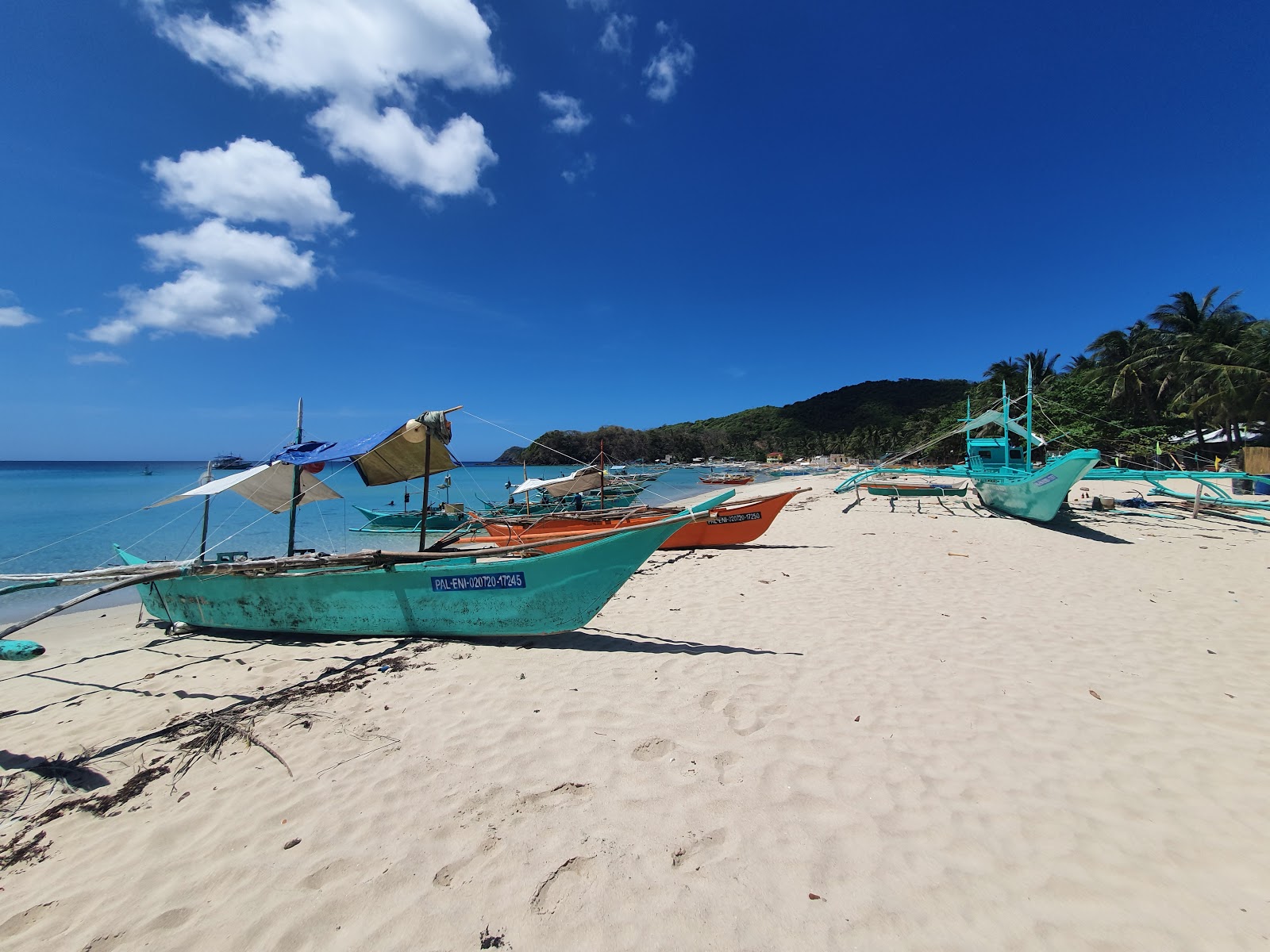 Φωτογραφία του Diapela Beach με επίπεδο καθαριότητας πολύ καθαρό