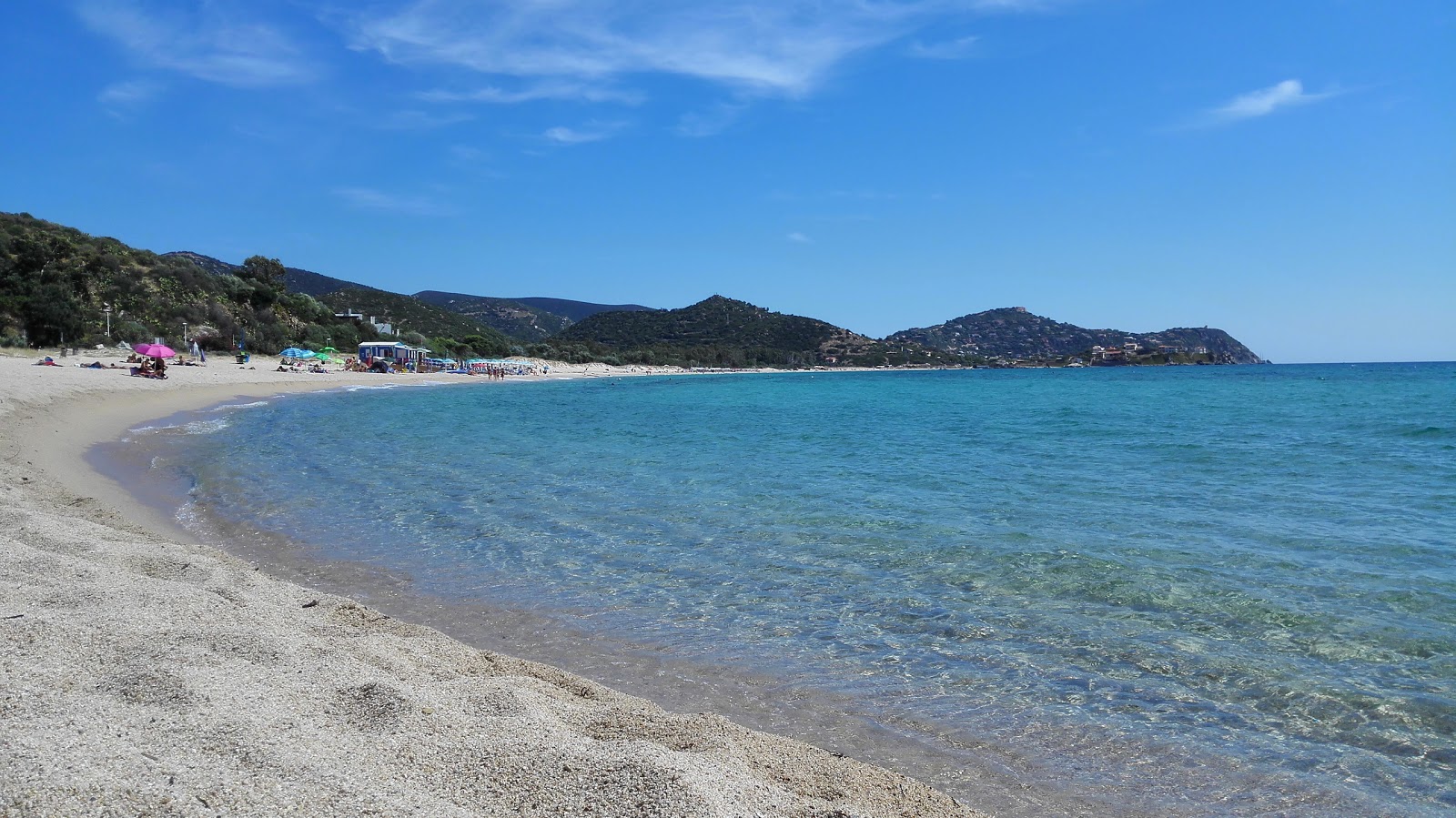 Valokuva Spiaggia di Marongiuista. pinnalla sininen puhdas vesi:n kanssa