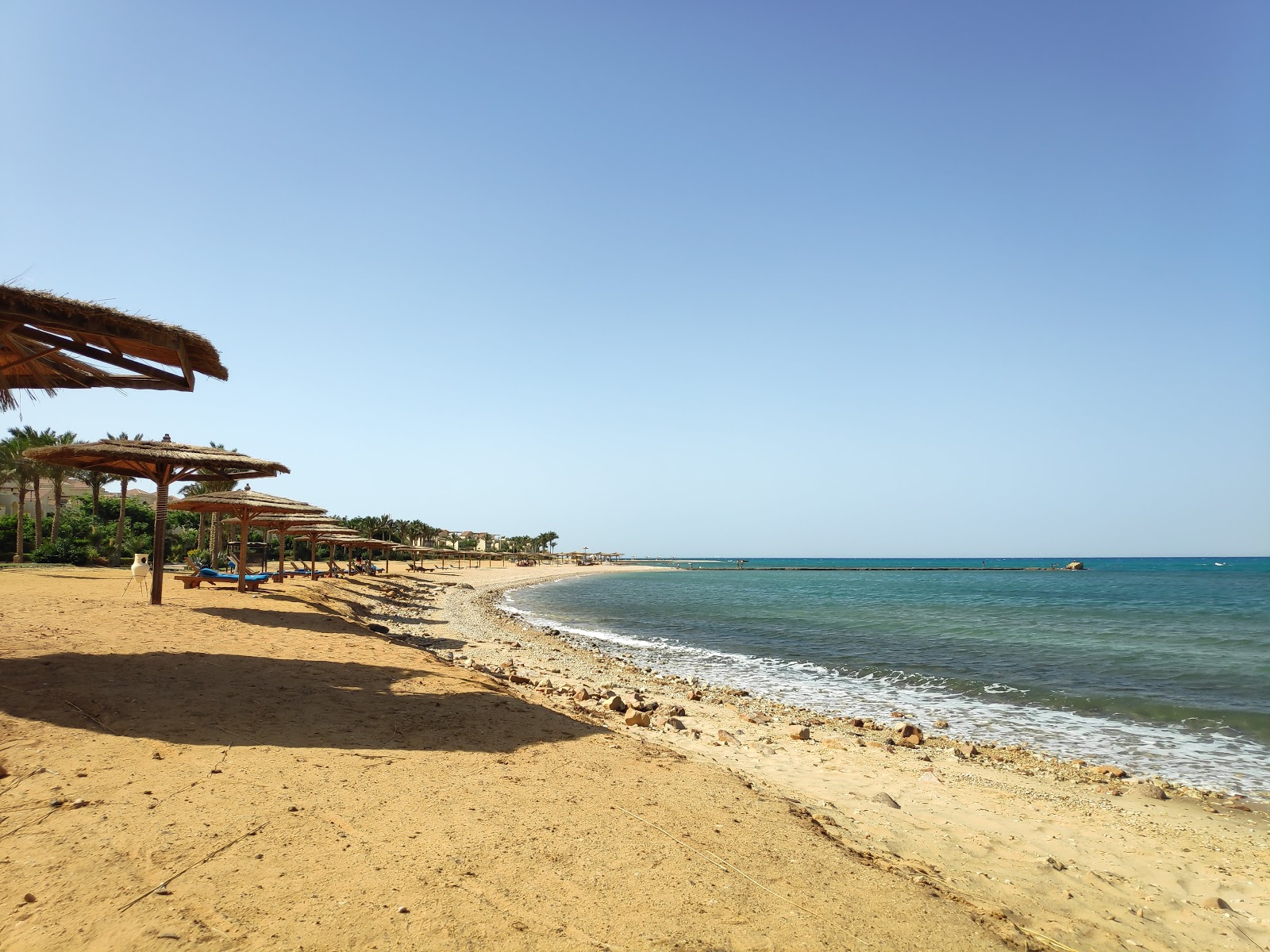 Foto di Laguna Bay con una superficie del sabbia beige e rocce