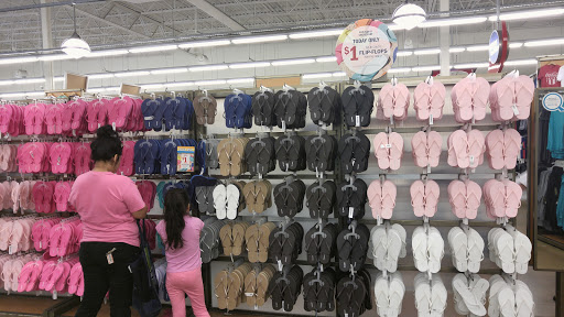 Clothing Store «Old Navy», reviews and photos, 1640 Douglas Rd, Oswego, IL 60543, USA