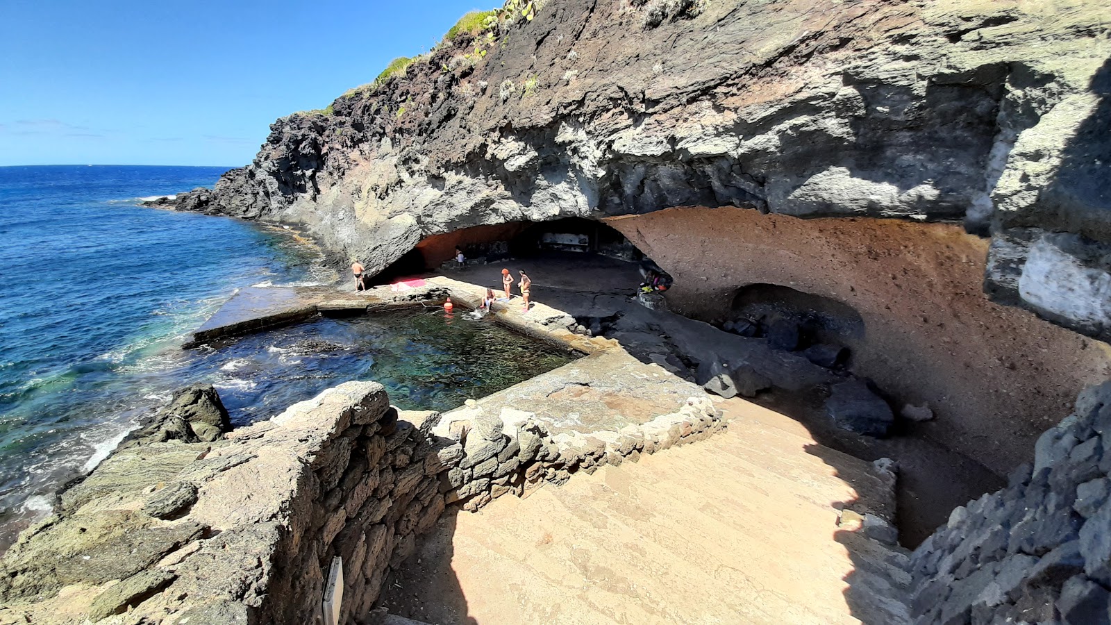 Foto di Spiaggia Sataria con una superficie del calcestruzzo