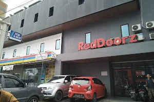 RedDoorz Plus near Maimun Palace 2 Medan image