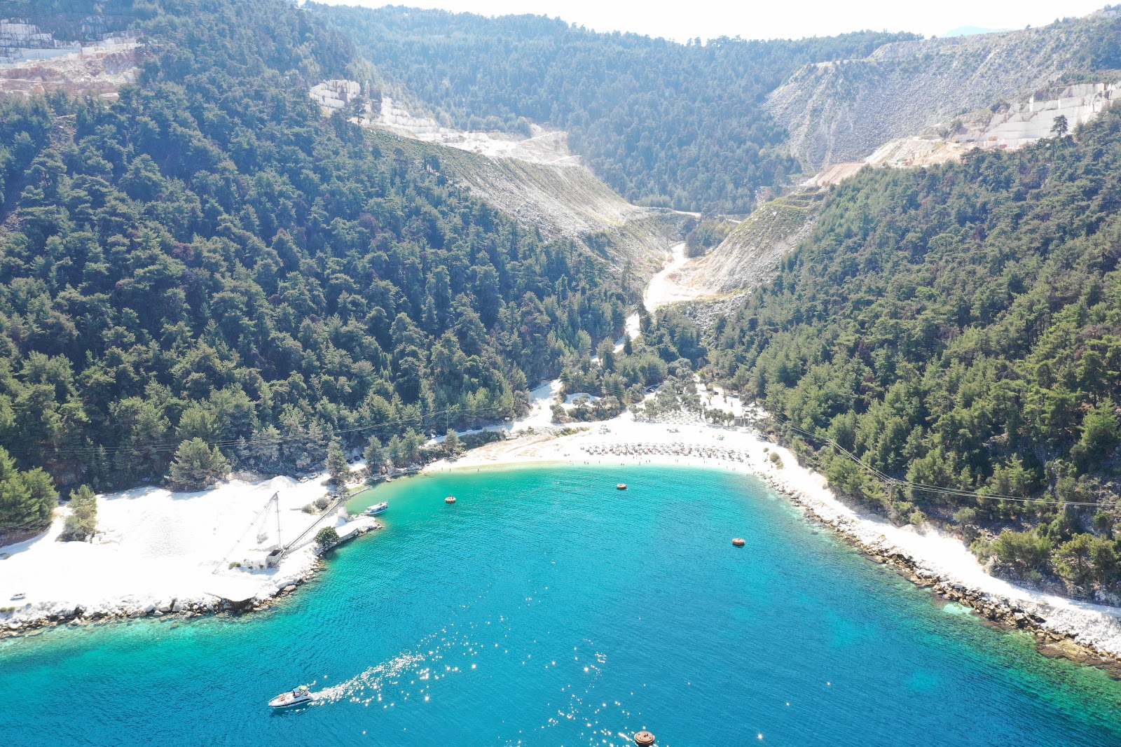 Foto van Saliara Strand met turquoise puur water oppervlakte