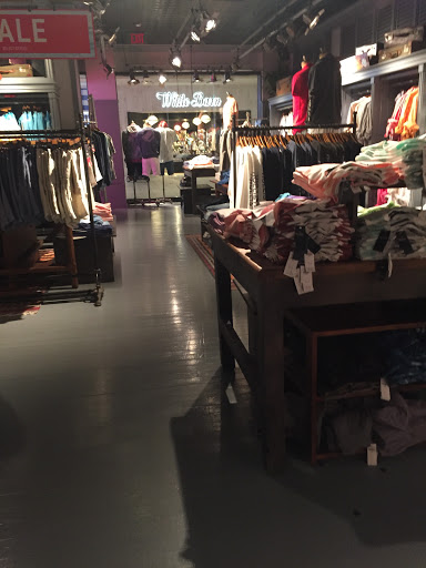 Clothing Store «Hollister Co.», reviews and photos, 1251 U.S. 31 N #146, Greenwood, IN 46142, USA