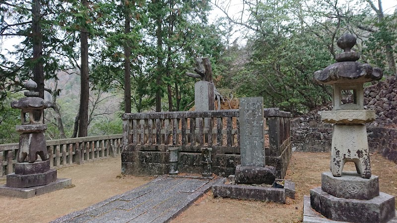 毛利隆元の墓