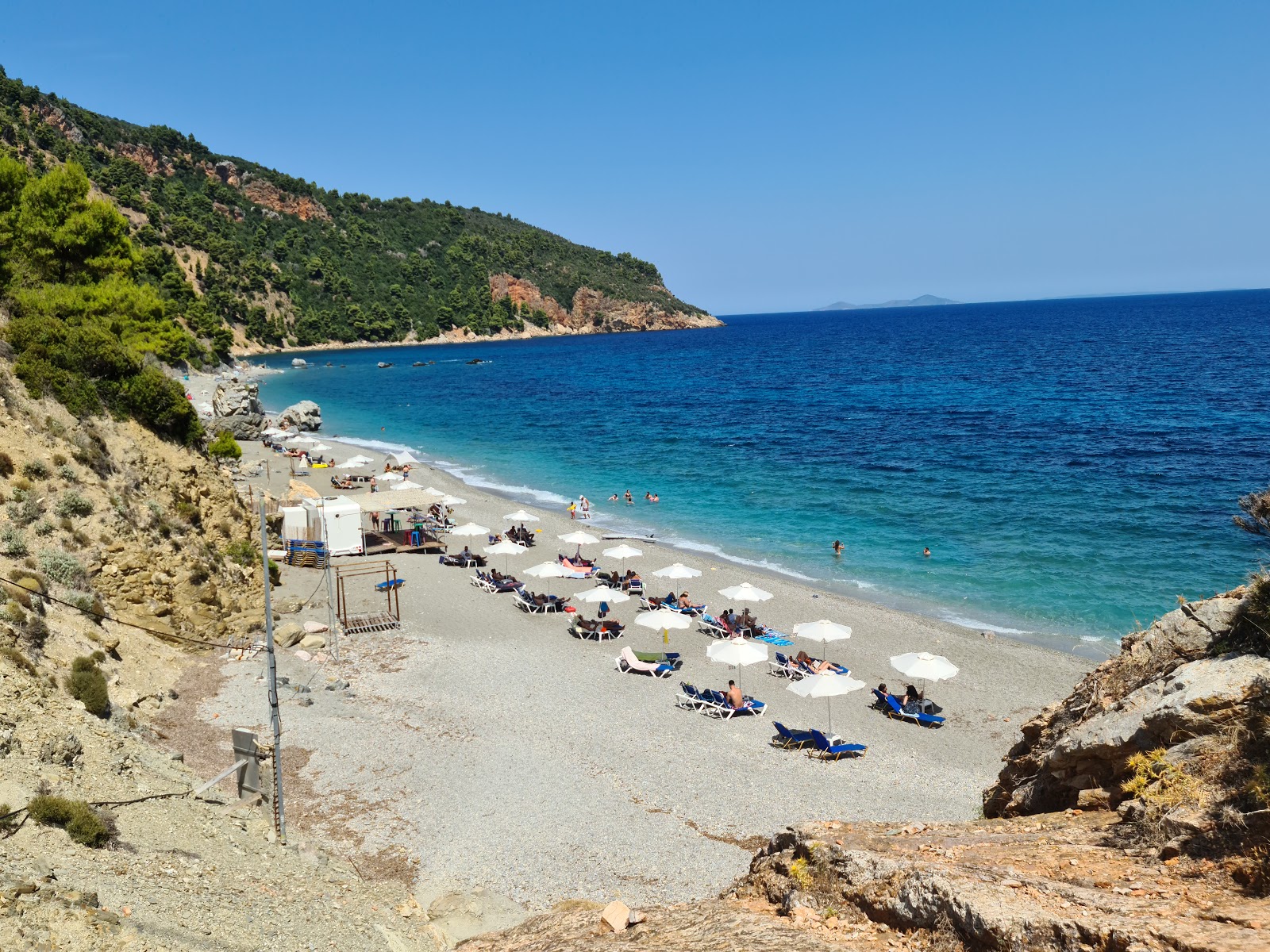 Zdjęcie Velanio beach z powierzchnią szary drobny kamyk