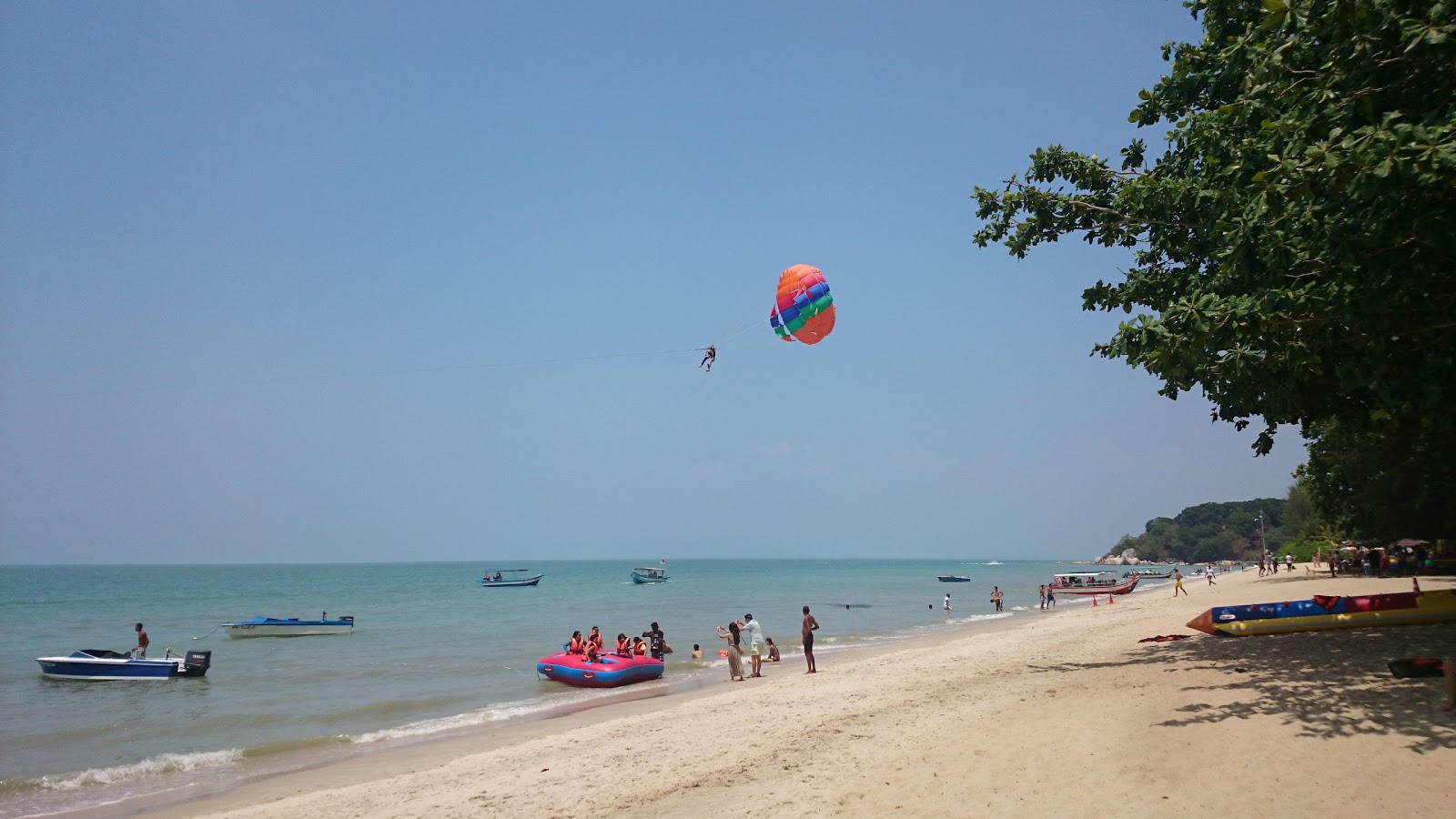 Batu Feringghi Beach'in fotoğrafı dağlarla çevrili