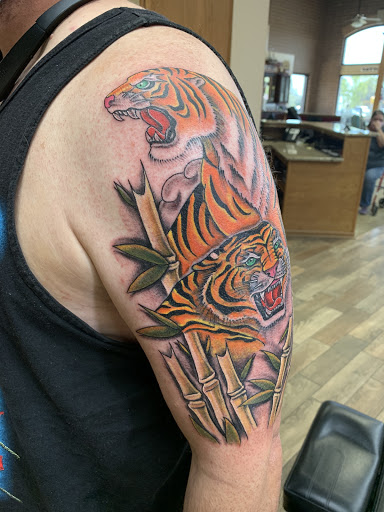 Tattoo Shop «Vanity Tattoo», reviews and photos, 28 S Western Ave, Carpentersville, IL 60110, USA