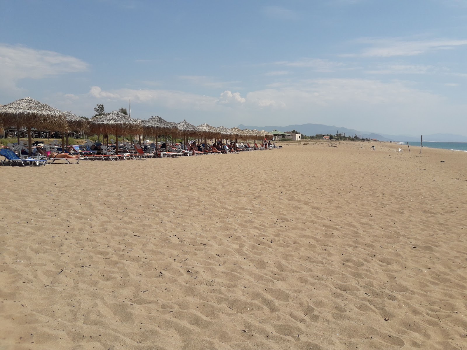 Fotografija Paralia Epitaliou z rjavi pesek površino