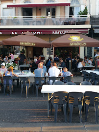 Atmosphère du Restaurant Grand Café Le Tortoni à Villeneuve-sur-Lot - n°6