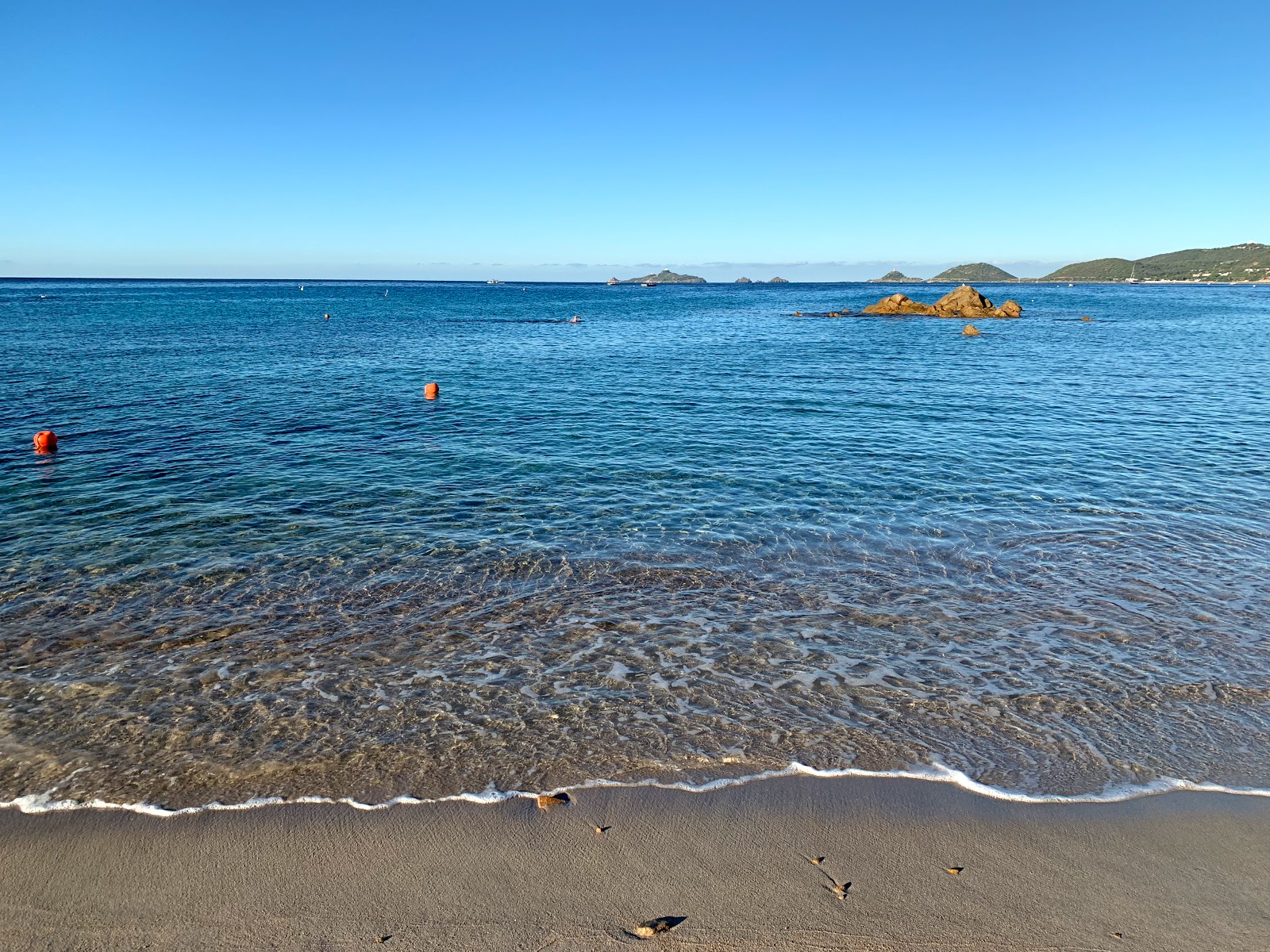 Fotografija Scudo beach z modra čista voda površino