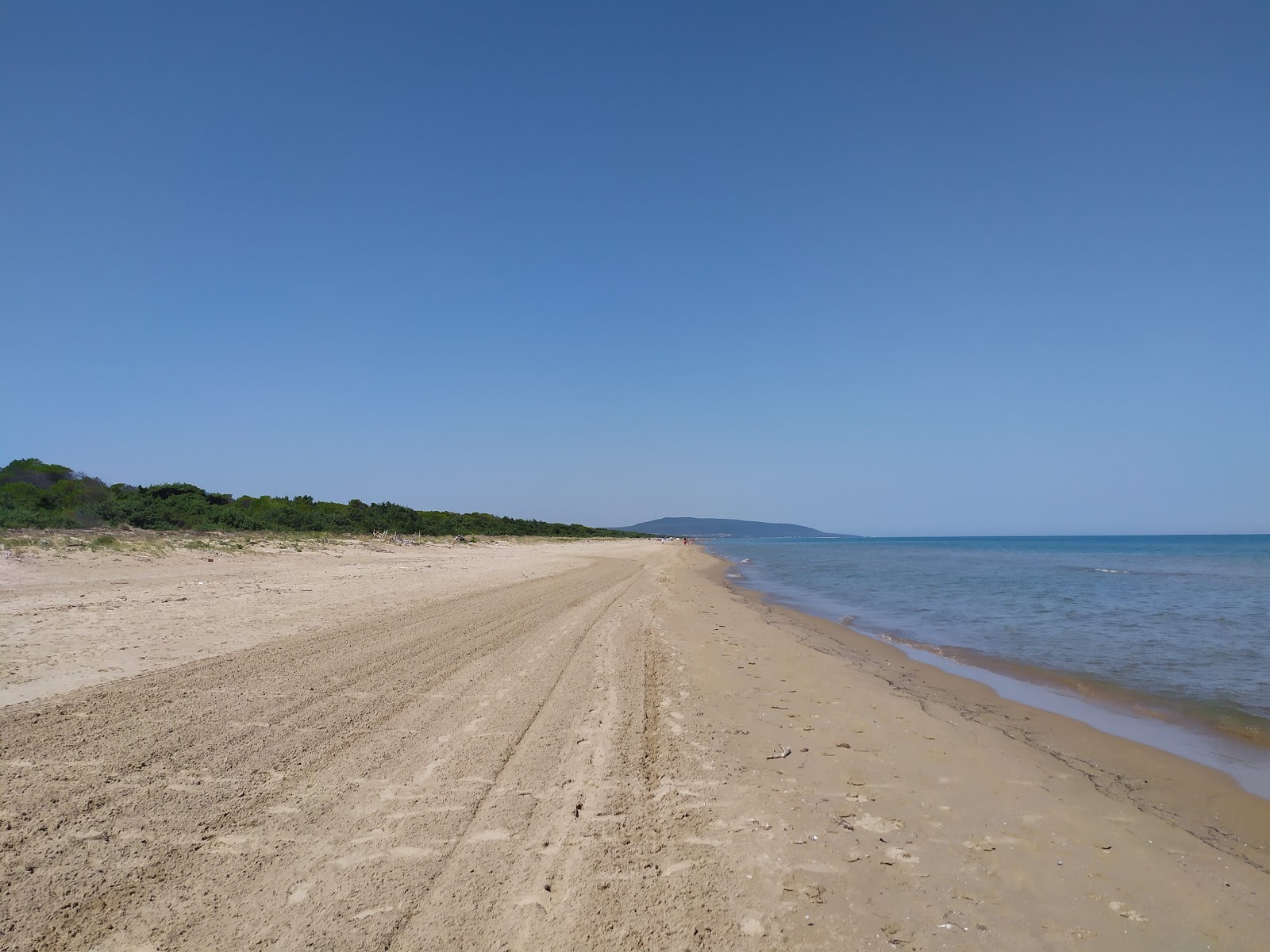 Foto van Isola di Varano met bruin zand oppervlakte